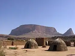 Pohled na hory Hombori (vlevo) a La Clé de Hombori (vpravo) z vesnice Hombori, Mali.