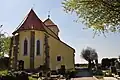 pohled na presbytář kostela Povýšení svatého Kříže v Honbicích
