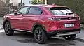 Vůz v červené barvě s hybridním pohonem, pohled zezadu