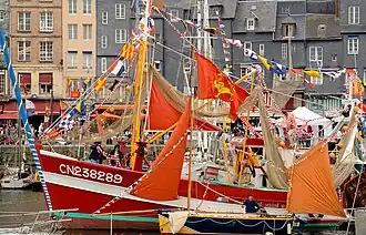 Zdobené lodě v přístavu Honfleur