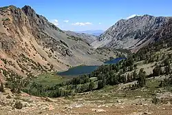 Jezera Hoover Lakes, která jsou 5,5 kilometrů jihovýchodně pod vrcholem Twin Peaks