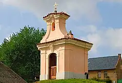 kaple na návsi