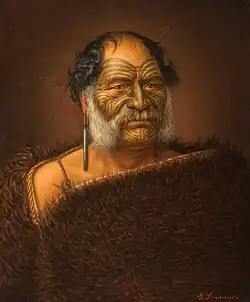 Malba maorského vůdce jménem Hōri Kīngi Te Ānaua. Vůdce má dlouhé zelené náušnice a hnědý plášť utkaný z peří kiviů zvaný kahukiwi
