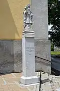Socha Panny Marie před kostelem
