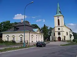 Kostel Nejsvětější Trojice s farou a barokními sochami