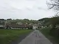 Silnice vedoucí k obci