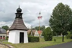 Horní Myslová, zvonice a kříž (2017-07-26; 02).jpg