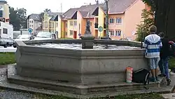 Horní_Planá,_kašna_pod_městským_úřadem.jpg