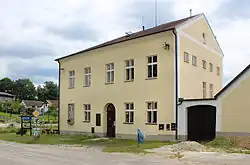 Budova muzea v centru obce