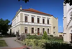 Škola a úřad městyse na náměstí vedle kostela Narození Panny Marie