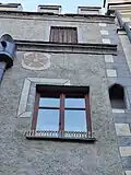 Horní čp. 134 (Prachatice), detail výzdoby kolem okna v patře
