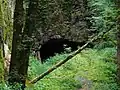 Vstup do jeskyně v létě