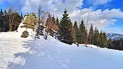 Hornomísečská skála, vpravo Přední Planina