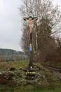 Kříž západně od jádra vesnice