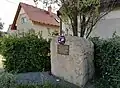 Pamětní kámen na místě Baumanova mlýna v Horoušanech
