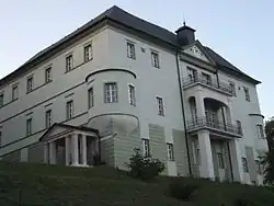 Zámeček v obci