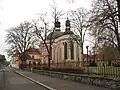 Pohled na kostel Karla Velikého v horní části ulice