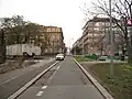 Pohled k Sokolské. Vlevo ventylace metra, vpravo podchod pod magistrálou