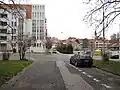 Pohled na Revmatologický ústav (vpravo) od křížení s ulicí Korčákova