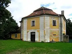 Horušice, small castle.jpg