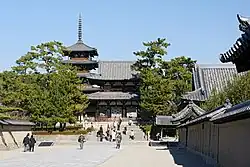 Čumon (centrální brána) a Godžú-no-tó (pětipodlažní pagoda) v Hórjúdži