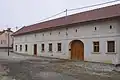 Hospodářské stavení na návsi