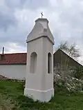 Hostim_-_výklenková_kaplička_-_poklona_s_obrazem_sv._Antonína_Paduánského_1.JPG