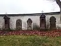 Křížová cesta podél ohradní zdi