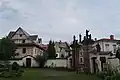 Brána do areálu děkanského kostela Nejsvětější Trojice, vlevo renesanční fara