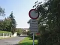 Trasa je v Hostivaři značena i krátkým úsekem, kde je cyklistům dosud zakázán vjezd
