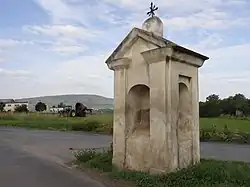 Hostomice - výklenková kaplička za nádražím (5).JPG