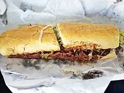 Po' boy s hovězím