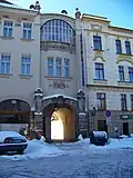 Užší část fasády, s dodatečně zasklenou lodžií