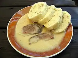 Houskový knedlík jako příloha k hovězímu s křenovou omáčkou