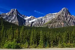 Howse Peak (vlevo)