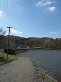 Pohled na hráz s přepadem a stavidlem