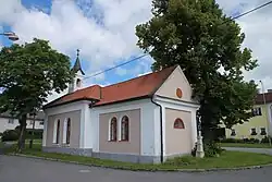 Kaple na návsi