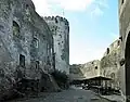 Studna a věž na konci nádvoří
