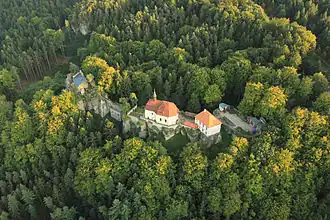 Letecký snímek hradu Valdštejn s kaplí sv. Jana Nepomuckého