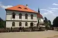Vstupní nádvoří s bývalou restaurací a hotelem
