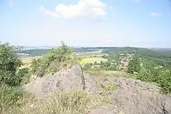 Hrad Veliš, zřícenina (Podhradí).JPG