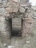 Průchod do jedné ze zaklenutých místností hlavního paláce na zřícenině jádra hradu