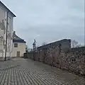 Hradba u Kostelního náměstí s hradební zdí s reliéfy náhrobků