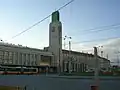 Pohled na nádražní budovu před přestavbou Riegrova náměstí v roce 2006.
