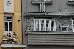 Detail fasády: spirální ornamentika, kuželky a sloupky s maskarony