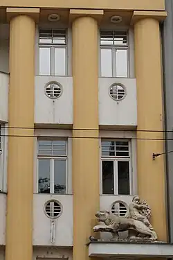 Detail fasády - pilíře a socha lvice