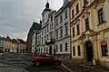 Radnice (uprostřed snímku)