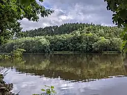 celkový pohled na ostrožnu s hradištěm od soutoky Vltavy a Lužnice