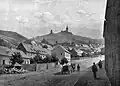 Pohled k hradu z Jáchymova na kresbě Karla Liebschera (1905)