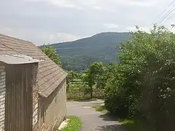 Pohled na Hradišťany od severovýchodu, z modré turistické trasy v osadě Lukov.